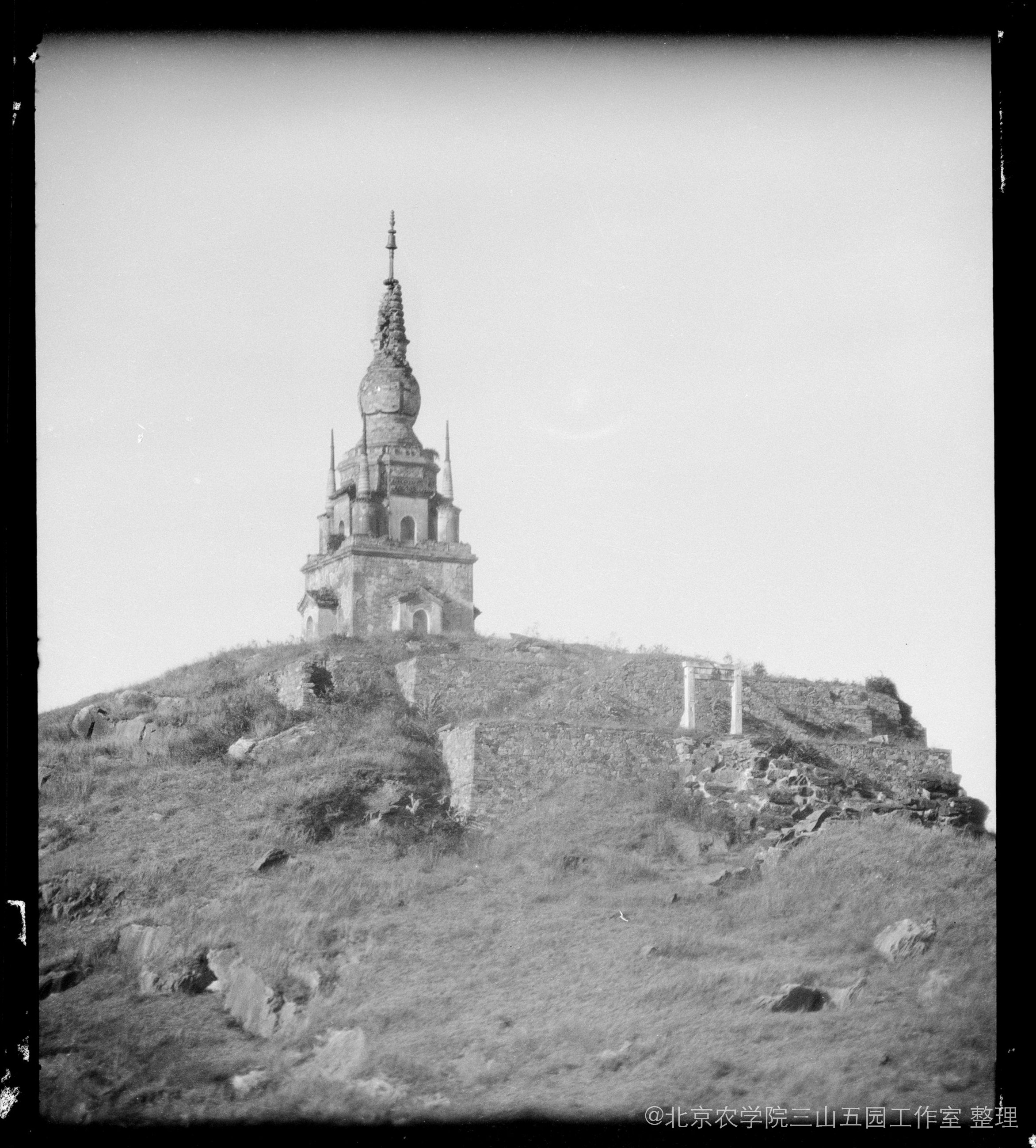 甘博摄影集-玉泉山印式佛塔，玉泉。拍摄地点：中国北京玉泉;拍摄时间：1924-1927.jpg